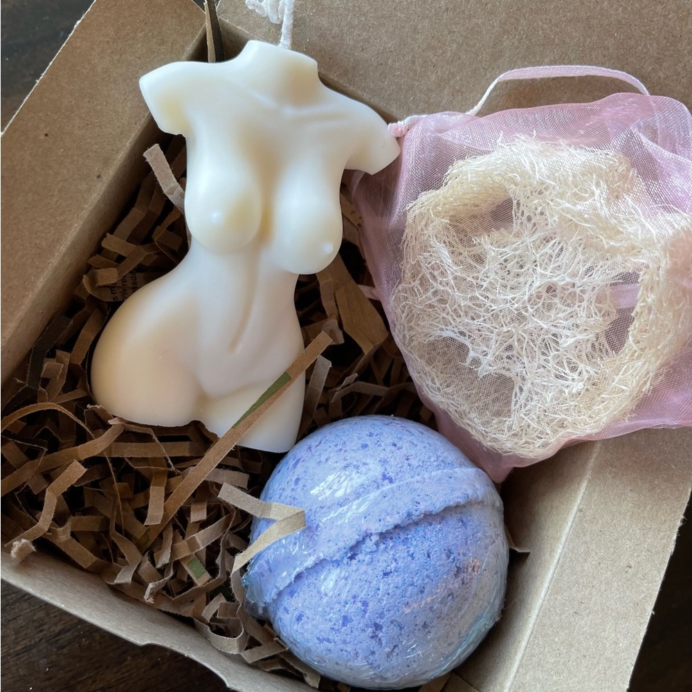 Santal and coconut scented body candle, natural loofah, bath bomb, bath salts